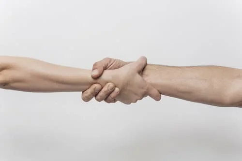 Наркозависимые держатся за руки